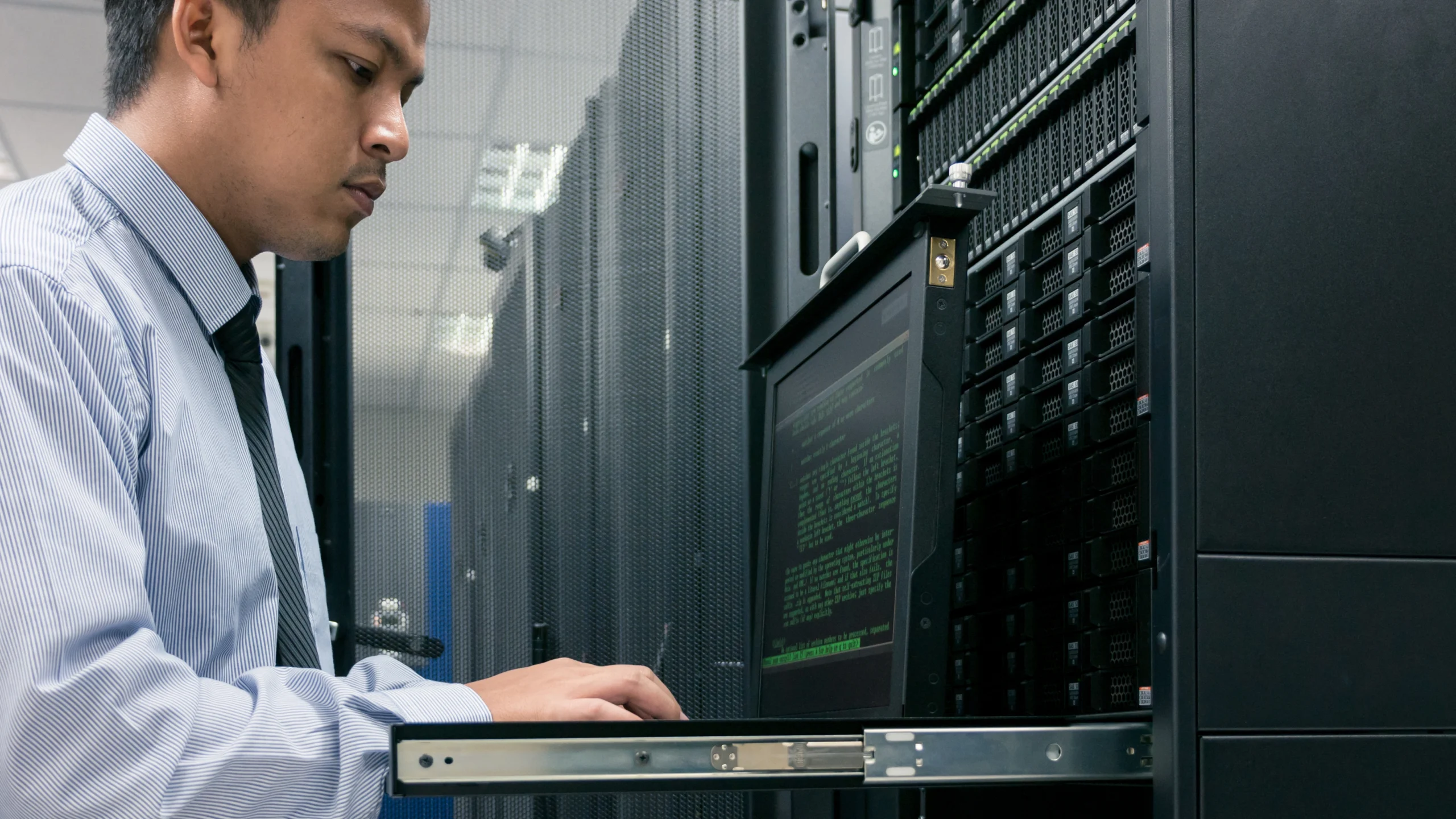 Administrator working analysis system in data center